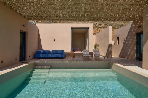 una casa con piscina en el patio trasero en Homatinos Villa, a SeaView Sanctuary with 2 Pools, By ThinkVilla, en Agios Romanos