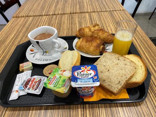 una bandeja negra de comida con pan tostado y una taza de café en Fasthotel - Soissons Nord en Crouy