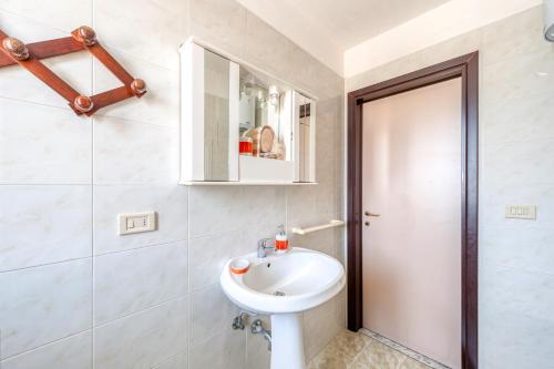 a bathroom with a sink and a mirror at Zoilen in San Pietro in Bevagna