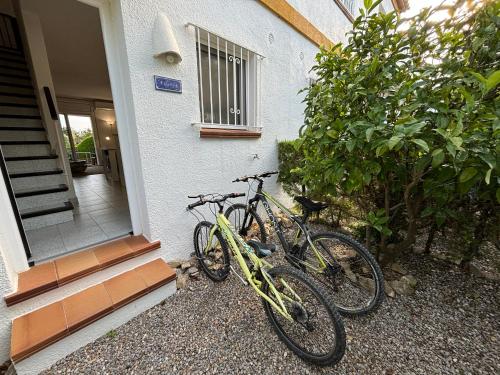 zwei Fahrräder, die an der Seite eines Hauses geparkt sind in der Unterkunft Casas Plus Costa Brava in L'Estartit