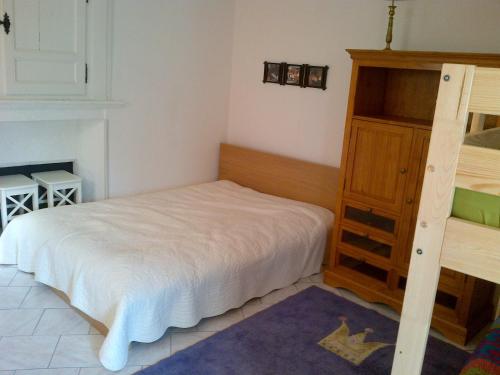 - une chambre avec un lit et des lits superposés en bois dans l'établissement Maison Individuelle Les Templiers, à Bure-les-Templiers