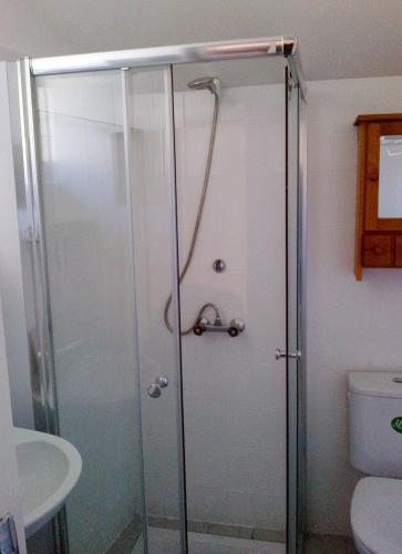 una doccia con porta in vetro in bagno di Maison Individuelle Les Templiers a Bure-les-Templiers