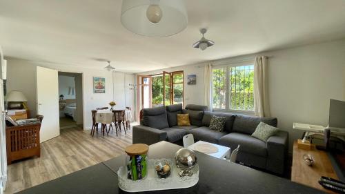 un salon avec un canapé et une table dans l'établissement Large private garden, quiet 2-bedroom apartment, air conditioning, wifi, parking, à Cassis