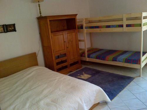 - une chambre avec deux lits superposés et un lit dans l'établissement Maison Individuelle Les Templiers, à Bure-les-Templiers