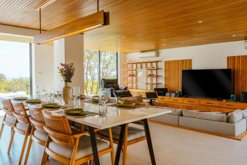 TV a/nebo společenská místnost v ubytování Villa Avocagolf Uluwatu by Nakula