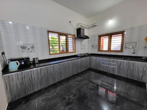 una cocina con un estanque en el medio. en Charvi Villa Stay - 3BH, Home Food, Campfire, en Chikmagalur