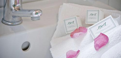 un lavabo con corazones rosados en una toalla en Grand Hotel Mediterraneo, en Santa Cesarea Terme