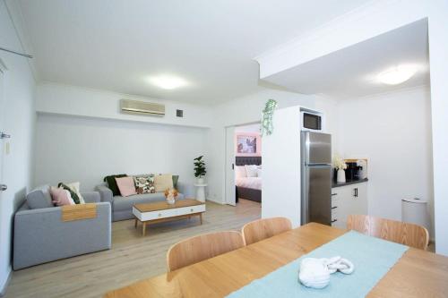 柏斯的住宿－1Brd Apt close RAC Arena with Pool and WiFi，相簿中的一張相片