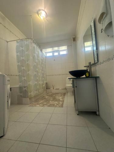 een badkamer met een douche, een wastafel en een toilet bij Просторная и уютная 3х комнатная в центре! in Oral