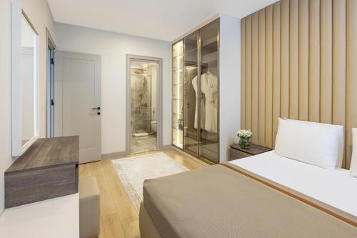 1 dormitorio con 1 cama y ducha a ras de suelo en Mayar Residence Hotel en Estambul