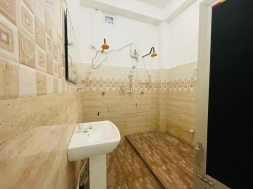 y baño con aseo y lavamanos. en ZIMBAY Guest House, en Arugam Bay