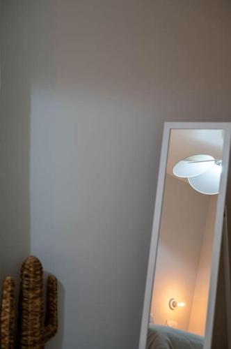 a mirror in the corner of a room at La Madeleine, T2 Cœur Ville in Anse