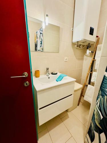 une salle de bain avec un lavabo et un miroir dans l'établissement Casa Marana, à Borgo