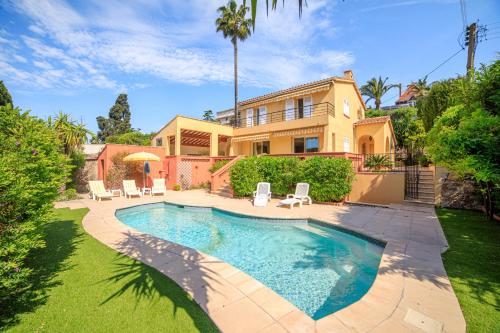 une maison avec une piscine dans la cour dans l'établissement Villa Cynthia - Piscine - Plage (à 50m) - Palais Congrès - Calme absolu, à Cannes