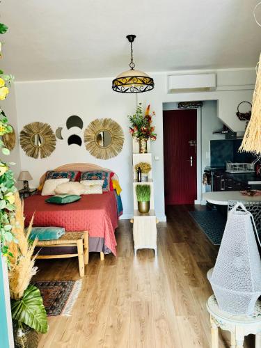 - une chambre avec un lit doté d'un couvre-lit rouge dans l'établissement Casa Marana, à Borgo