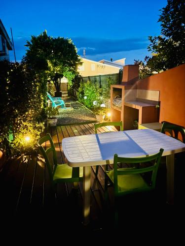 - une table et des chaises sur une terrasse la nuit dans l'établissement Casa Marana, à Borgo