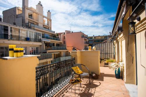 - un balcon avec un banc sur le côté du bâtiment dans l'établissement Authentic Nice Apartment - Sunny Terrace - Happy Rentals, à Nice