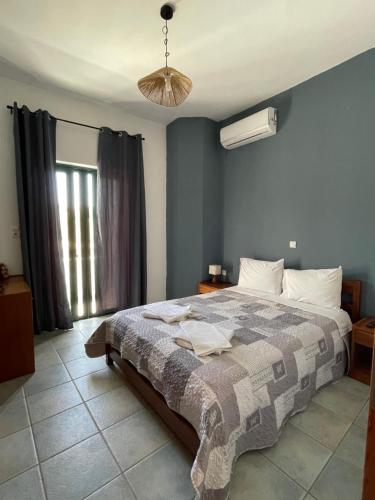 - une chambre avec un grand lit et une fenêtre dans l'établissement 4Seasons Sfakia, à Chóra Sfakíon
