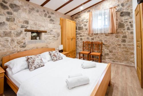 Un pat sau paturi într-o cameră la Traditional villa Juta for 8 people