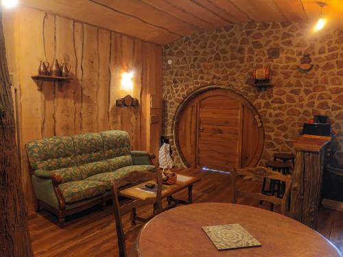 un salon avec un canapé et une table dans l'établissement Hobbit Mont Saint Michel Castel Brandy, à Tanis