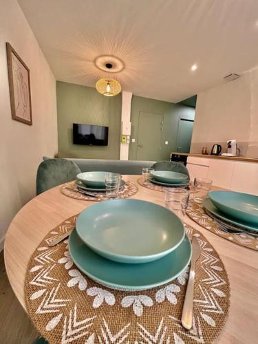 une table avec des plaques vertes au-dessus dans l'établissement Le Coussin Lyonnais, T2 Cœur Ville, à Anse