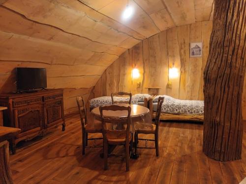 - une chambre avec une table et un lit dans l'établissement Hobbit Mont Saint Michel Castel Brandy, à Tanis