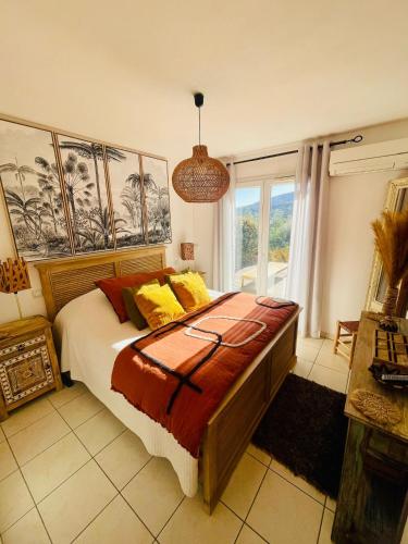 une chambre avec un grand lit et une grande fenêtre dans l'établissement Appartement Domaine Sainte Maxime Park, à Sainte-Maxime