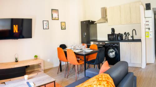 Il comprend un salon avec une table à manger et une cuisine. dans l'établissement JOLI APPARTEMENT CLIMATISE CENTRE VILLE À 300m du THEATRE ANTIQUE, à Orange