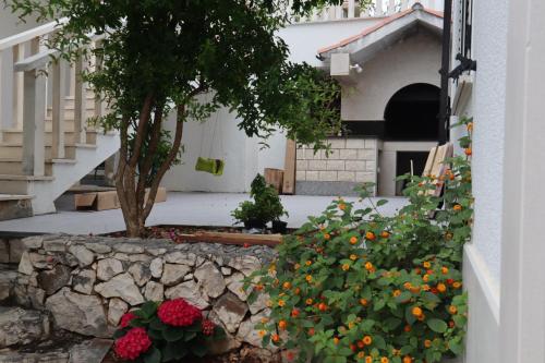 Zahrada ubytování Beachfront apartments Dida - Seget Vranjica