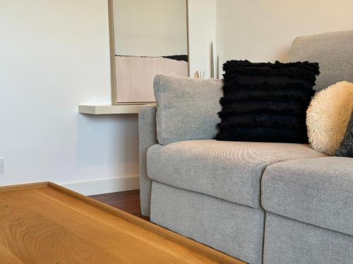 a gray couch sitting in a living room at O Faiado Da Ria By Oktheway in Culleredo