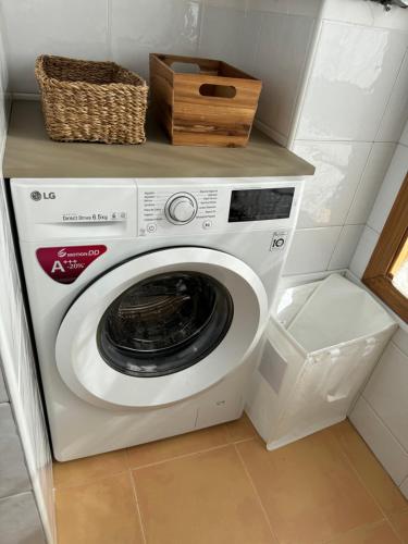 a washer and dryer with a box on top of it at O Faiado Da Ria By Oktheway in Culleredo