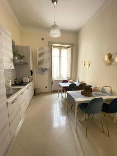 cocina con mesa y sillas y comedor en B&B ELEGANT LENA, en Salerno
