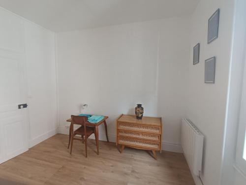 une pièce avec un bureau, une chaise et une table dans l'établissement Le romalie, à Vichy