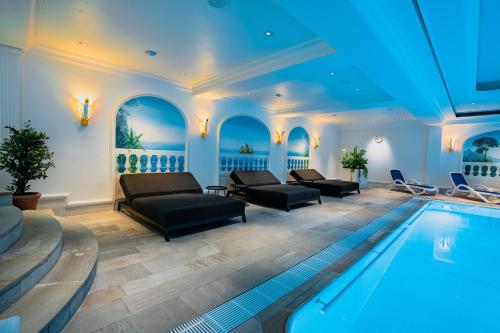 uma sala de estar com piscina e mobiliário em revita - naturresort & spa em Bad Lauterberg