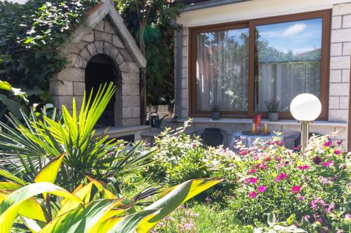 Marjan hill 3-BR apt,5 guests private garden near beach