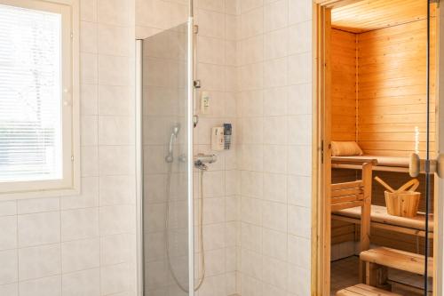 a shower with a glass door in a bathroom at Aidattu omakotitalo - Palju lisämaksusta in Kalajoki