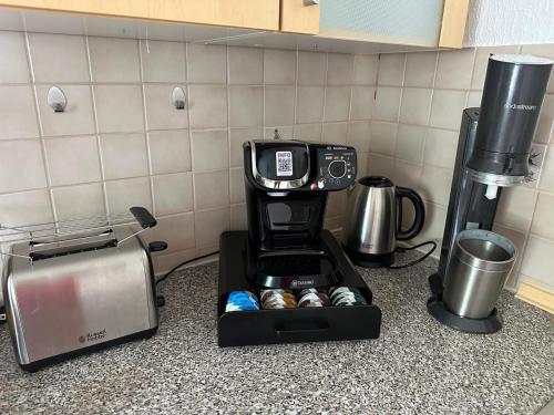 La Pura Vida في Bühlertann: وجود آلة صنع القهوة على طاولة في المطبخ