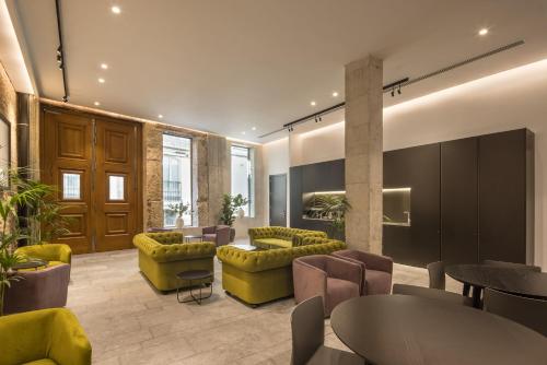 a lobby with couches and tables and chairs at Fetén in Valencia