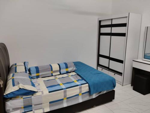 Ένα ή περισσότερα κρεβάτια σε δωμάτιο στο Adrea Homestay Terengganu