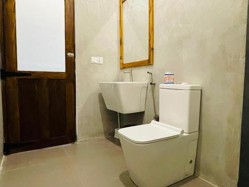 uma casa de banho com um WC e um lavatório em The White Pillow em Arugam Bay