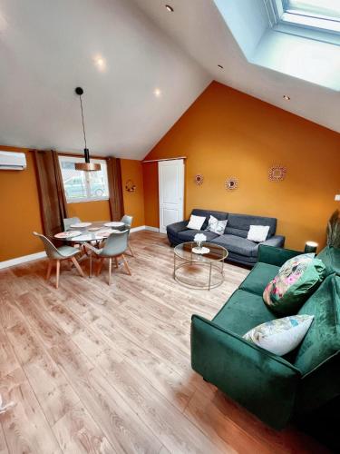 a living room with a couch and a table at Maison T3 2CH Climatisée Terrasse parking gratuit in Saint-Julien-les-Villas