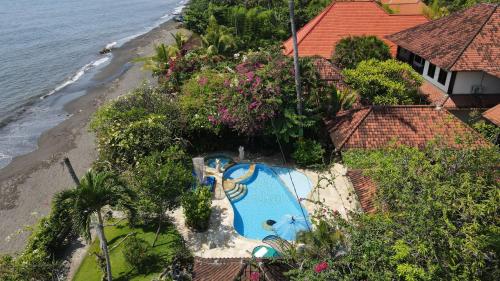 - une vue aérienne sur une piscine à côté d'une plage dans l'établissement Villa Sha San Gar, à Banjar
