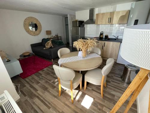 eine Küche und ein Wohnzimmer mit einem Tisch und Stühlen in der Unterkunft A louer appartement t2 in Espalion