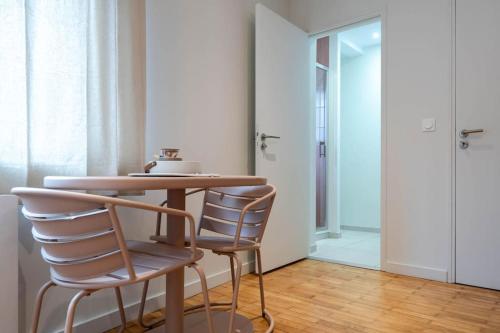 une salle à manger avec une table et deux chaises dans l'établissement La Praline, Studio Cœur Ville, à Anse