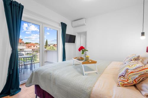 Giường trong phòng chung tại Villa Magnolia Pirovac