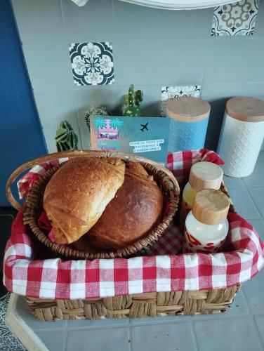 een mand met brood en boter op een tafel bij Hébergement Insolite VintageCAMP - proche de Beauval in Chabris