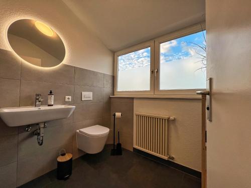 什未林Helle großzügige Dachgeschoss Wohnung I Parkplatz I Schloss Blick #Cosiness Company的带水槽、马桶和窗户的浴室