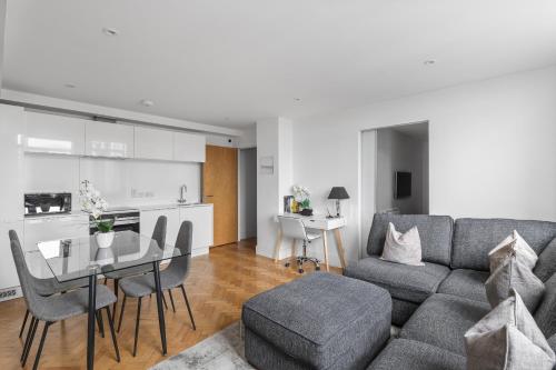 sala de estar con sofá y mesa con sillas en Parkway House en Chelmsford