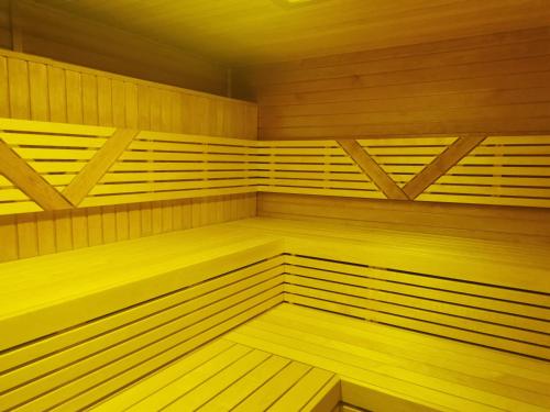 a large wooden sauna with wooden floors and ceilings at Fra Mare Thalasso Spa in Haapsalu