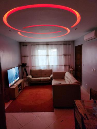 a living room with a couch and a red ceiling at E2G Meublé 1 CH 2e CH dispo avec supplément in Douala